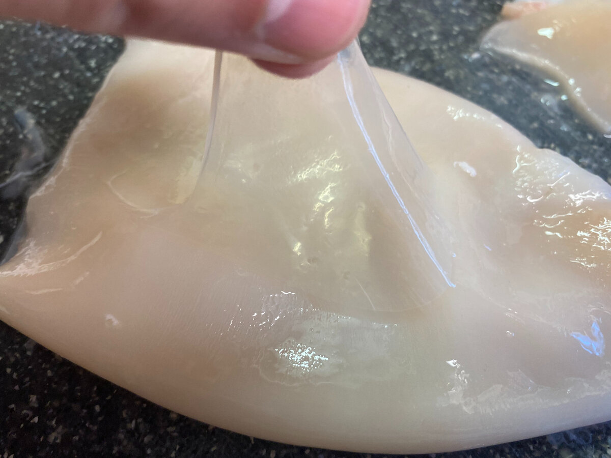 Пленка тонкая, но если ее не убрать, то впечатление от готового кальмара может подпортиться...