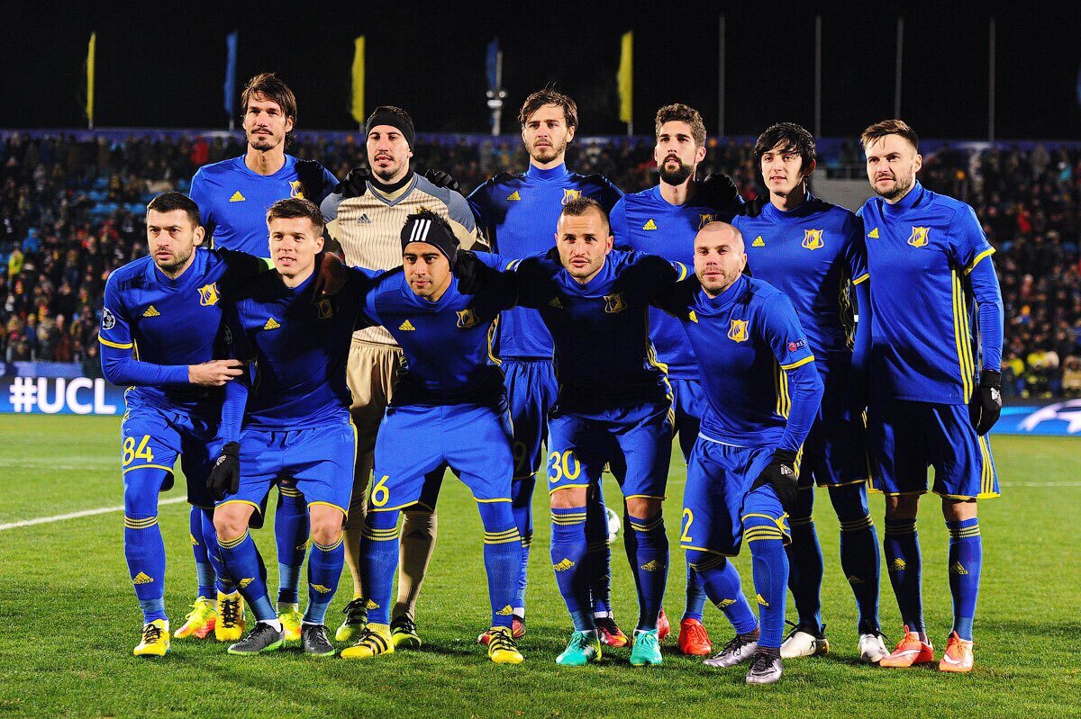 Командное фото «Ростова» перед началом матча против «Баварии»