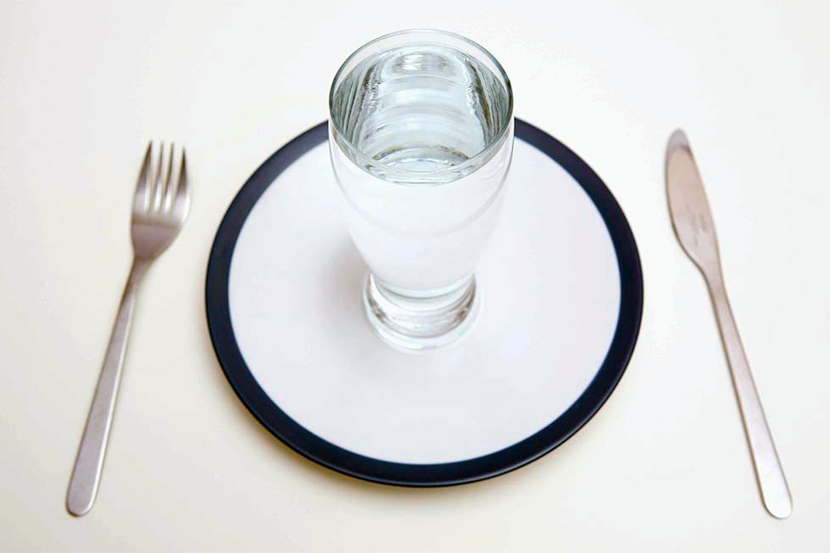 Вода после обеда. Пустая тарелка и стакан воды. Стакан воды голодание. Тарелка с водой. Пустая тарелка пустой стакан.