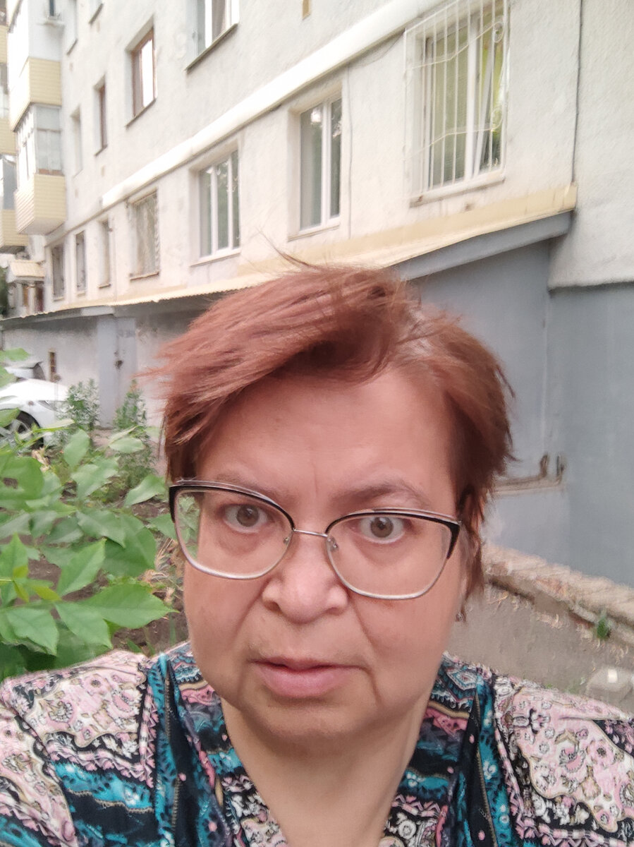 Моя первая попытка выйти погулять на скамейке около дома после 2 недель болезни. 