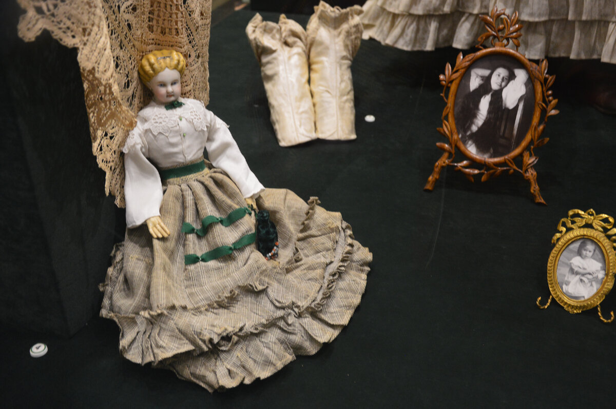 Кукла, туфельки и старинные фотографии