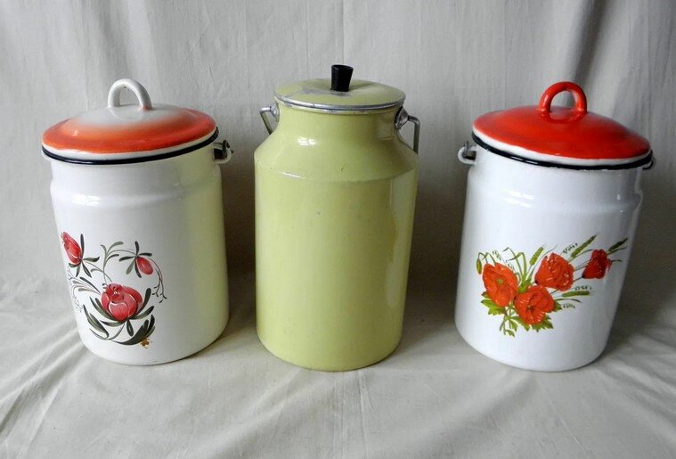 Бидоны родом из СССР. Фото: открытый источник.