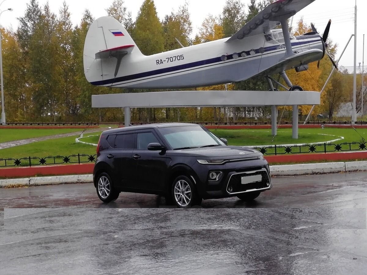 В России с 2019 года доступно третье поколение кроссовера Kia Soul, по сравнению с предыдущим поколением кроссовер заметно посвежел, получил новые опции, но сохранил знакомые до боли очертания кузова.