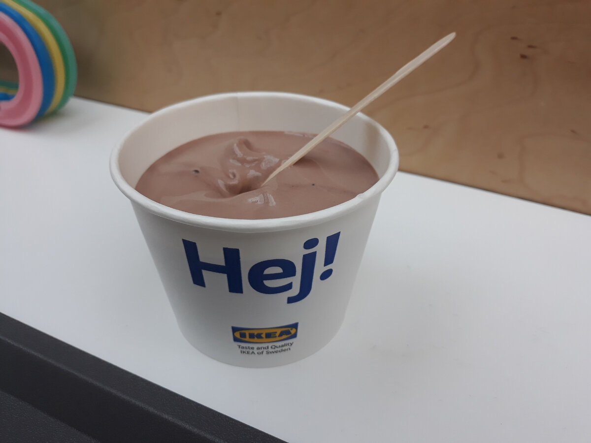 Хорошо, что по части мороженого мой ребёнок всеяден... Иначе бы сидел и лапу сосал, а так стоял и ложкой орудовал! ;) / Фотографии из личного архива автора. 