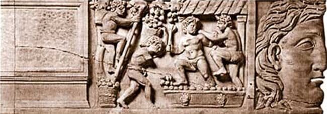 Древняя фреска на каменной стене