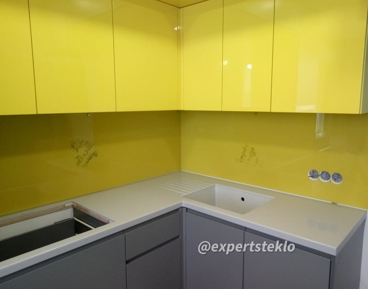 Однотонные фартуки из стекла (скинали). Фото из материалов @expertsteklo