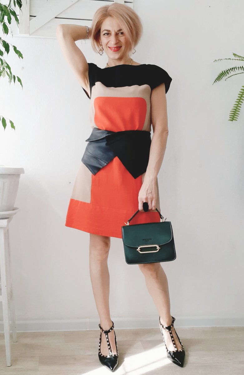 Платье из секонд-хэнда, сумочка, туфли и баска мои.