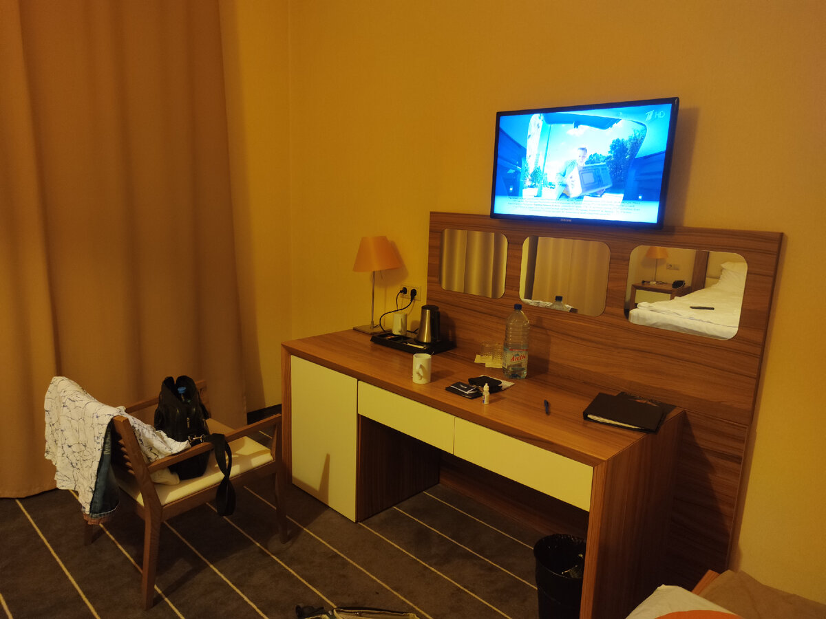 Стол со всякой всячиной