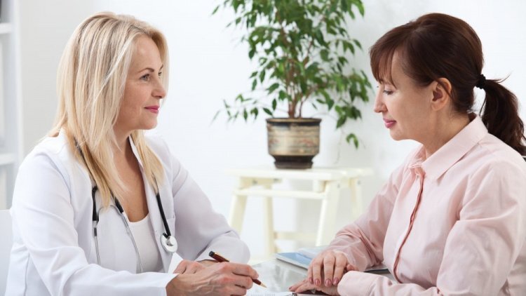 Набор лишнего веса связан не только с эстрогенами, но и изменением образа жизни, нарушениями сна и др. 