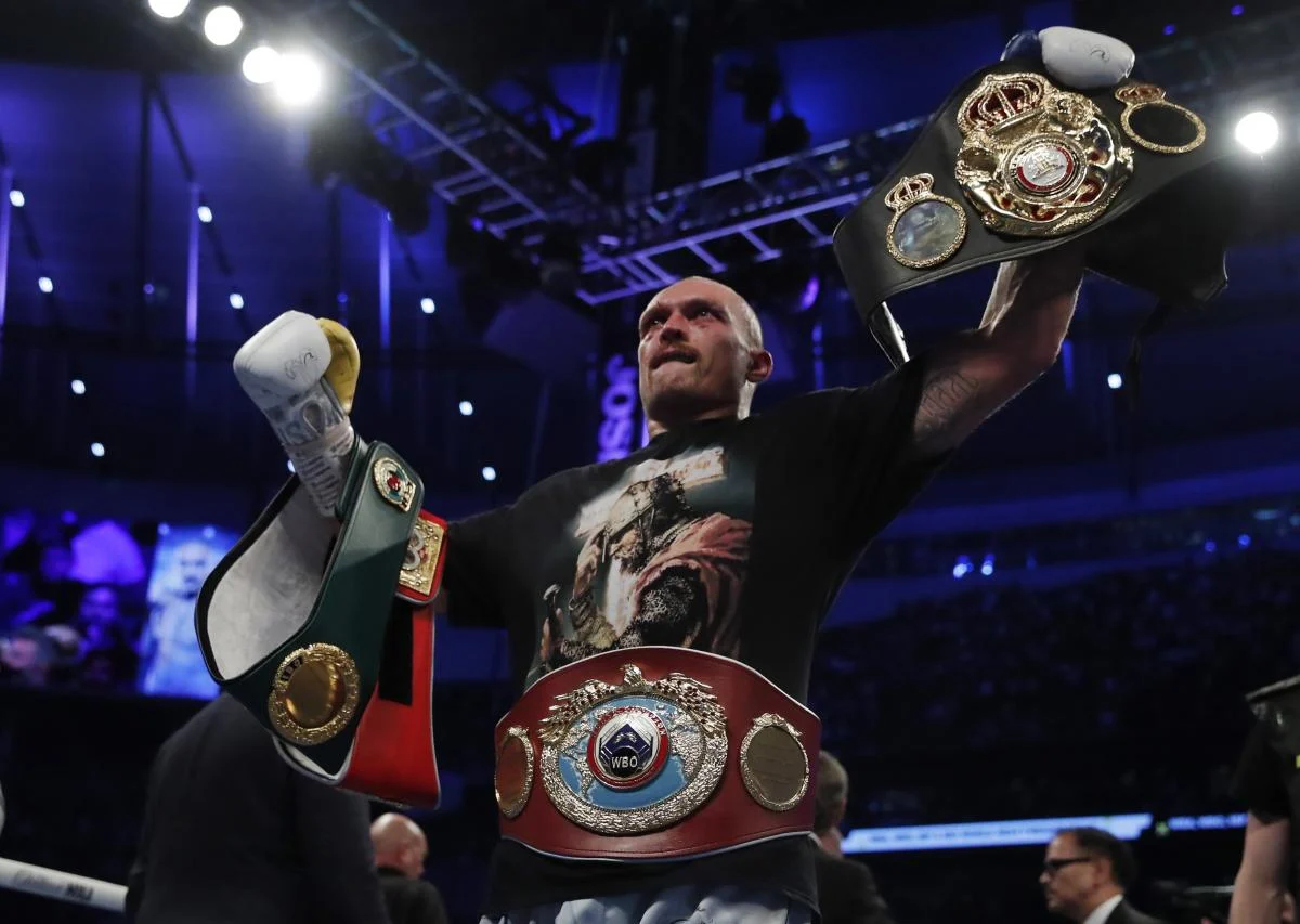 Александр Усик становится чемпионом мира в супертяжелом весе по версии (WBA, WBO, IBF и IBO).