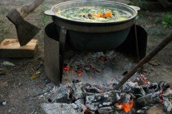 ПОШАГОВОЕ ПРИГОТОВЛЕНИЕ

ШАГ 1:
Подготовьте всё необходимое для приготовления ухи. Понадобится совсем простой набор продуктов. Морковку и картофель помойте с помощью щёточки, чтоб избавиться от остатков земли.
ШАГ 2:
Почистите картошку с морковкой, ополосните их в чистой воде. Луковички тщательно вымойте вместе с кожурой.
ШАГ 3:
Картофель нарежьте крупно, если у вас мелкие клубни, то оставьте их целыми.
ШАГ 4:
Морковку нарежьте кружочками, полукружьями, либо брусочками, как вам более нравится и привычнее.
ШАГ 5:
Рыбу очистите от чешуи, выпотрошите и удалите жабры. Каждую тушку ополосните в воде, а затем обсушите полотенцем.
ШАГ 6:
Крупную рыбу разрежьте пополам, либо на 3-4 части(зависит от размера). Мелкую рыбёшку оставьте целой.
ШАГ 7:
Разожгите костёр, в казан налейте воды и оставьте на сильном огне до закипания.
ШАГ 8:
Когда вода начнёт булькать, отправьте в казан картофель и луковички. По желанию лук можно очистить от шелухи, вкус готового блюда от этого сильно не изменится.
ШАГ 9:
Кожура лука придаёт бульону красивый золотисто-жёлтый оттенок, поэтому я предпочитаю луковицы не очищать. Варите овощи около 5-10 минут, постарайтесь сделать так, чтоб вода сильно не булькала, отрегулируйте костёр так, чтоб бульон лишь слегка кипел.
ШАГ 10:
Добавьте в казан морковку и посолите будущую уху по вкусу. Варите до полной готовности всех овощей.
ШАГ 11:
Отправьте в бульон рыбу.
ШАГ 12:
Очень аккуратно перемешайте, снимите образовавшуюся пену и оставьте на костре томиться около 10 минут(до готовности рыбы).
ШАГ 13:
В это время положите в огонь полено так, чтобы обуглился один край (как на фото).
ШАГ 14:
Влейте рюмочку водки.
ШАГ 15:
Следом опустите обугленный край полена в казанок, подержите одну-две секунды и выньте.
ШАГ 16:
В завершении отправьте в уху нарезанную произвольно зелень.
ШАГ 17:
Уберите остатки углей из-под казана, накройте суп и дайте настояться около 10-15 минут. Уха готова, можно подавать!