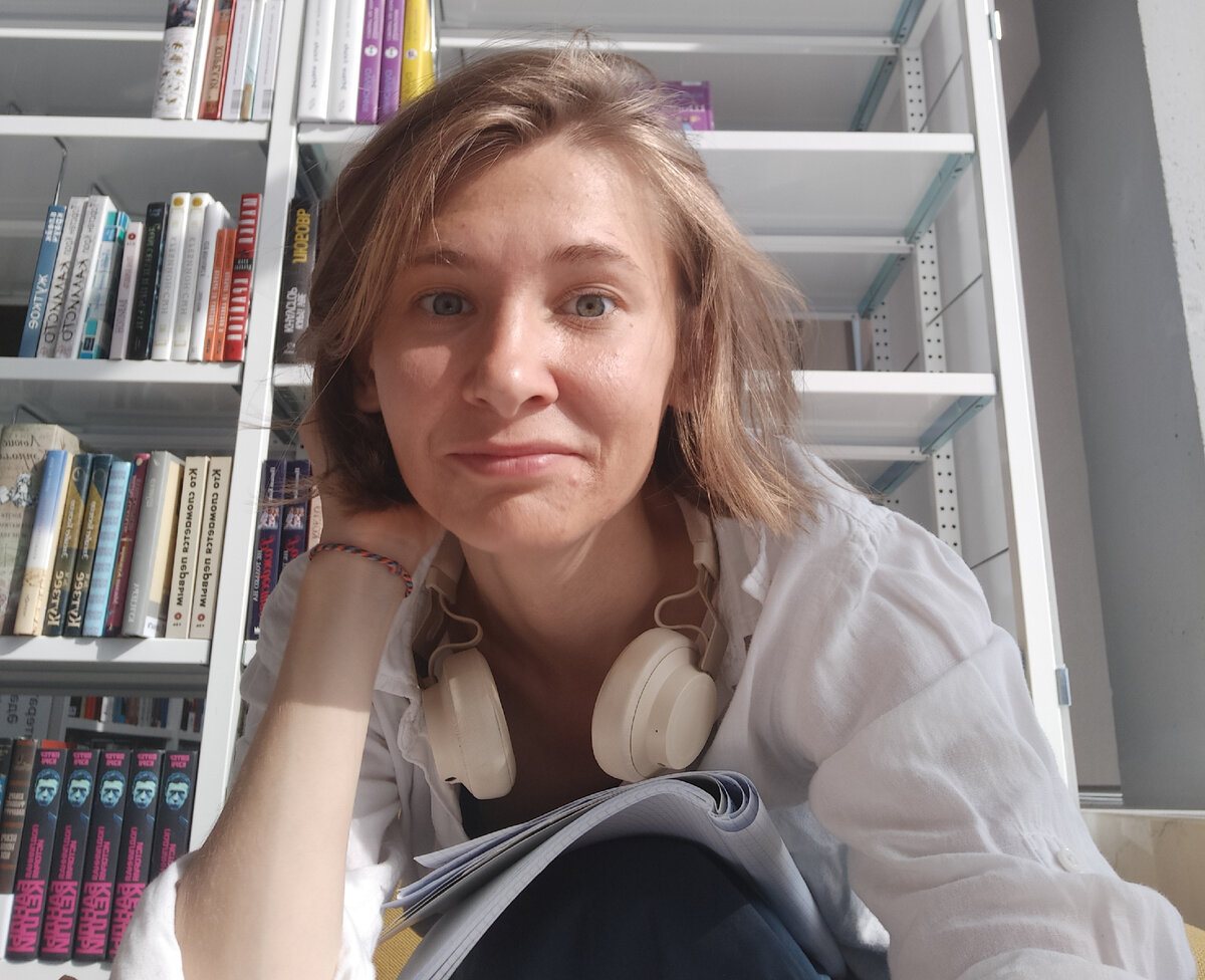 Это я, Маршева Даша, автор этого канала. В одном из своих любимых мест в Казани - национальной библиотеке