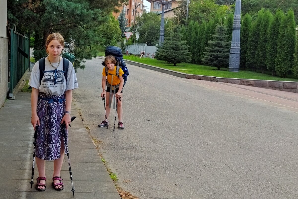 У дочки легче всех, но всё равно около 7 кг.