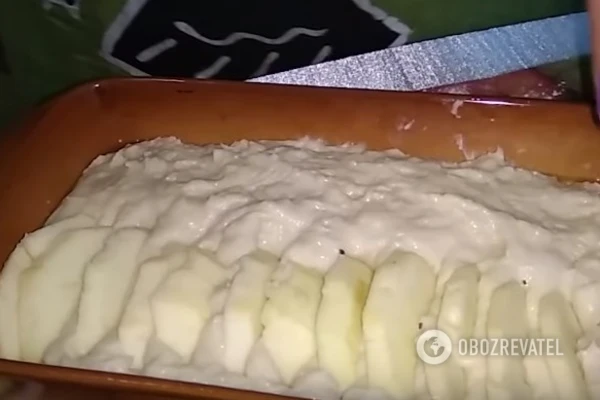 Выкладываем кусочки яблок поверх теста