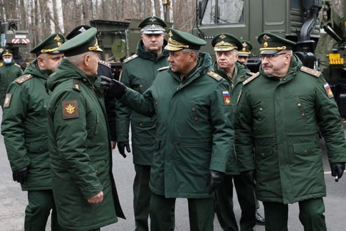 На фото от пресслужбы Минобороны. Полковники и министр.