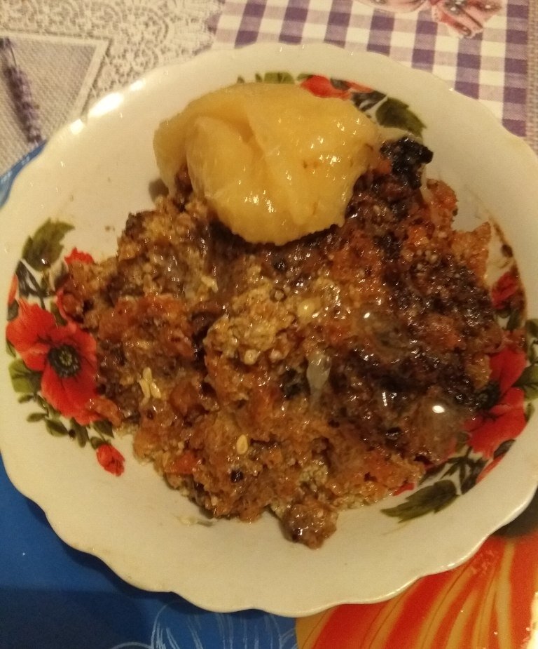 В перекрученные сухофрукты и орехи добавляем мёд и сок лимона.