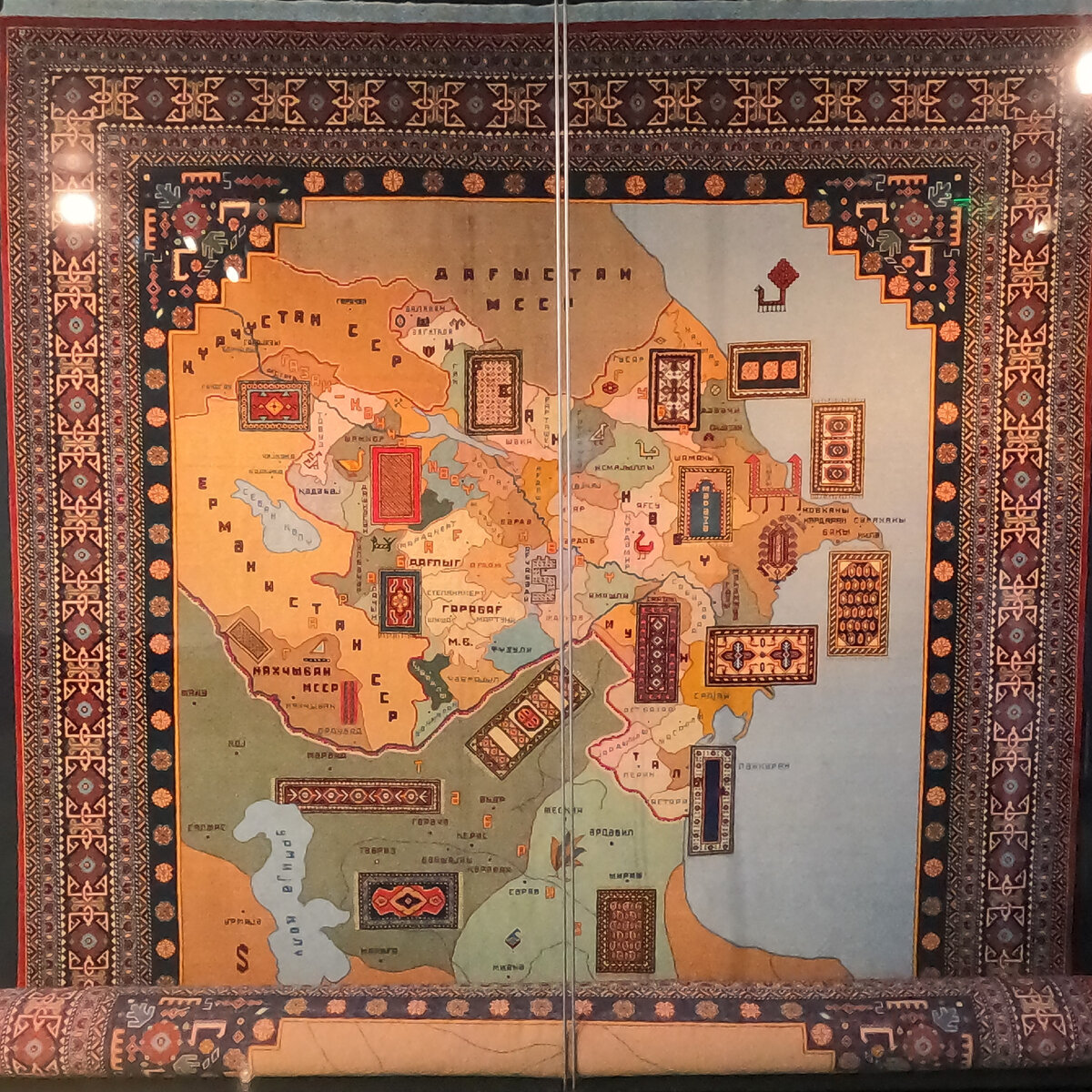 Карта распространения различных школ ковроткачества в Азербайджане. Карта, конечно, тоже на ковре.
