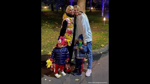 Лера Кудрявцева с невесткой, внуком и дочкой, скриншот с YouTube