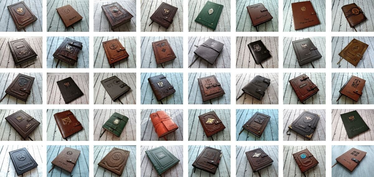 ежедневники с логотипами компаний и эмблемами различных служб и ведомств.