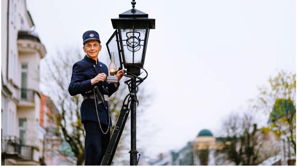 фонарщик в бресте. фонарщик зажигает фонари. фонарщик зажигает фонари. "фонарщик", пауль фишер. советская улица в бресте фонари зажигает фонарщик.