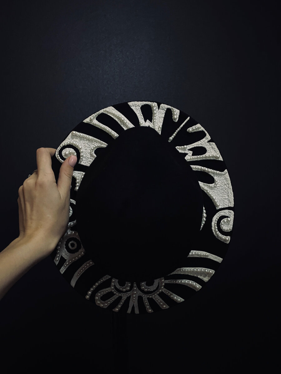 Обновлённая шляпа с ручной росписью и вышивкой жемчугом