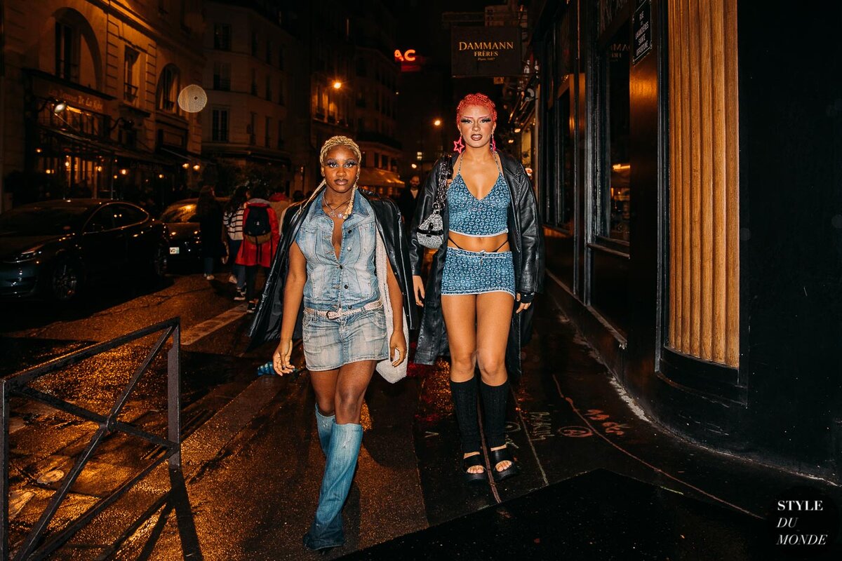 Только мы привыкли к сдержанному минимализму, как в моду входят гламурные 2000-е. Фото - стритстайл  из Парижа 2022 г.