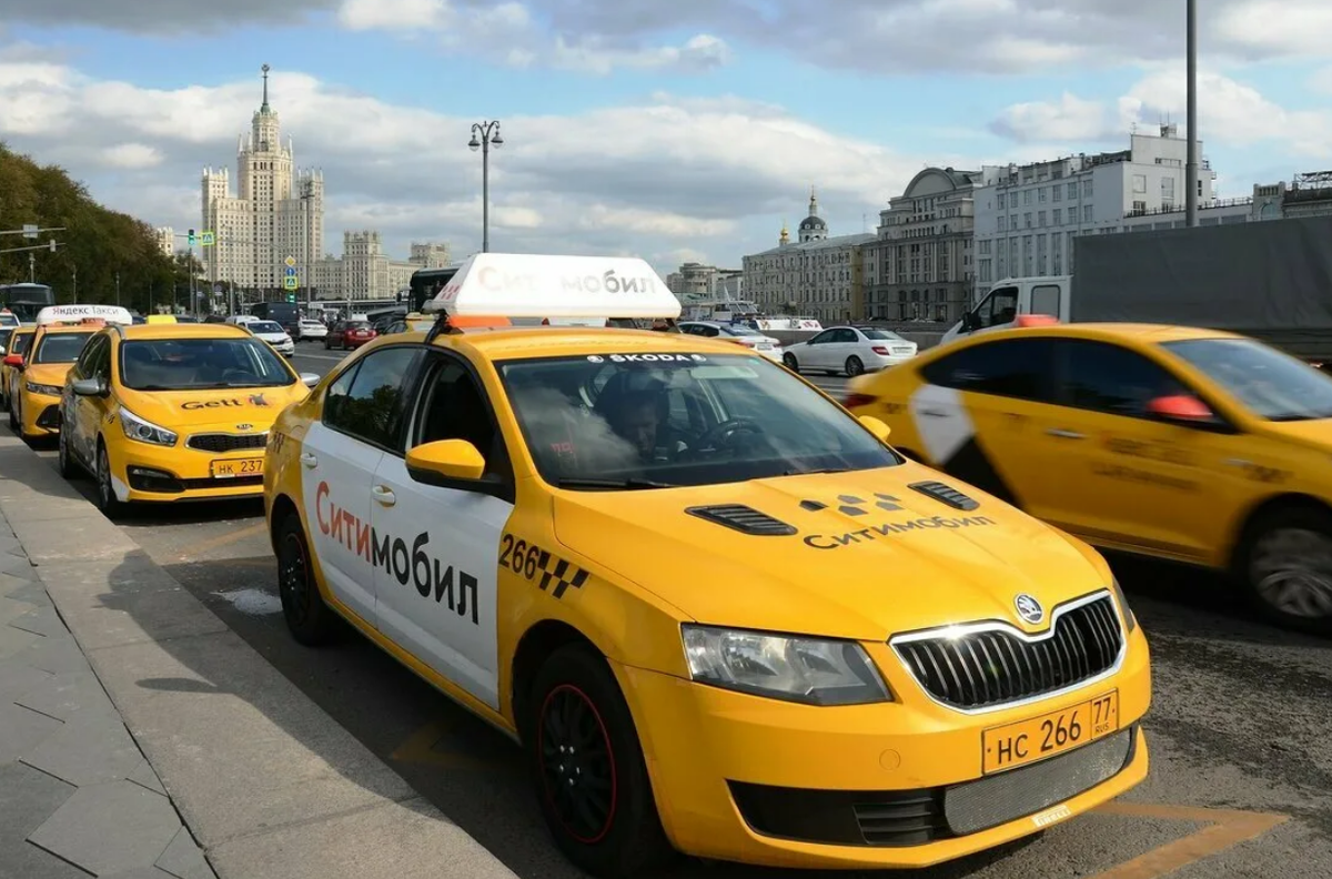 Таксопарк новые. Машина "такси". Автомобиль «такси». Желтое такси. Такса в машине.