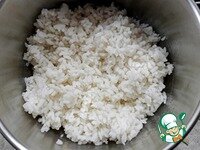     Отварить и остудить рис. Для этого салата можно взять круглый рис.