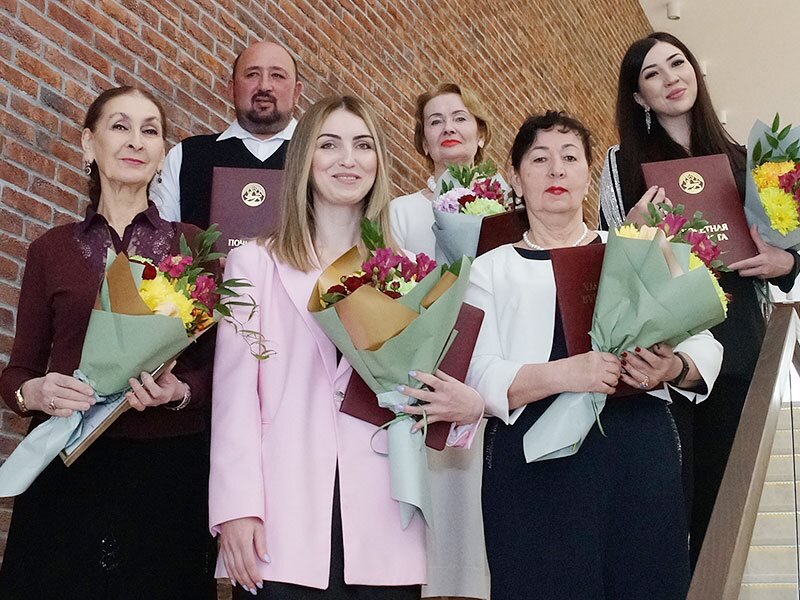 Слева направо: В первом ряду: Миральда Габанова, Залина Кабисова, Римма Тигиева. Во втором ряду: Алан Хударов, Елена Тотрова, Ирина Еналдиева