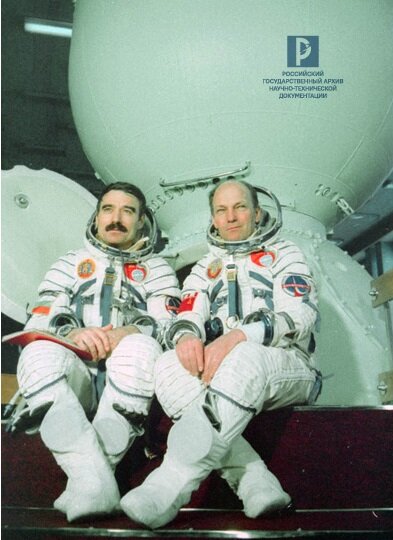 Космонавты Н.Н. Рукавишников и Г. Иванов возле тренажера КК «Союз». Звездный городок, февраль 1979 г. РГАНТД. Арх. № 1-3462 цв. 