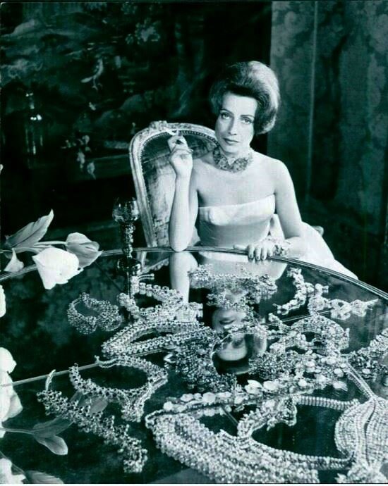 Родившаяся в Австрии дизайнер ювелирных изделий графиня Сисси Золтовска (1920 – 2004).