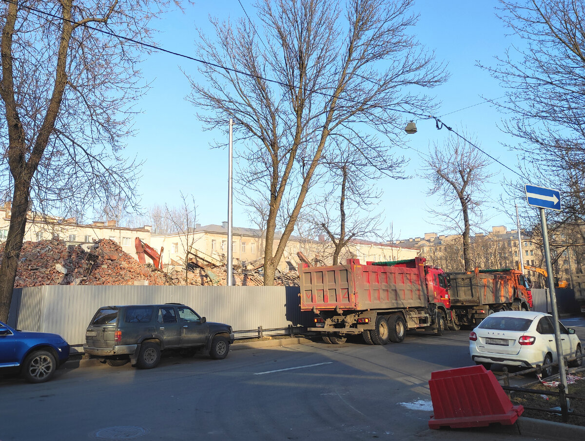 Самосвалы идут вереницей не прекращая, 18.04.2022, фото автора