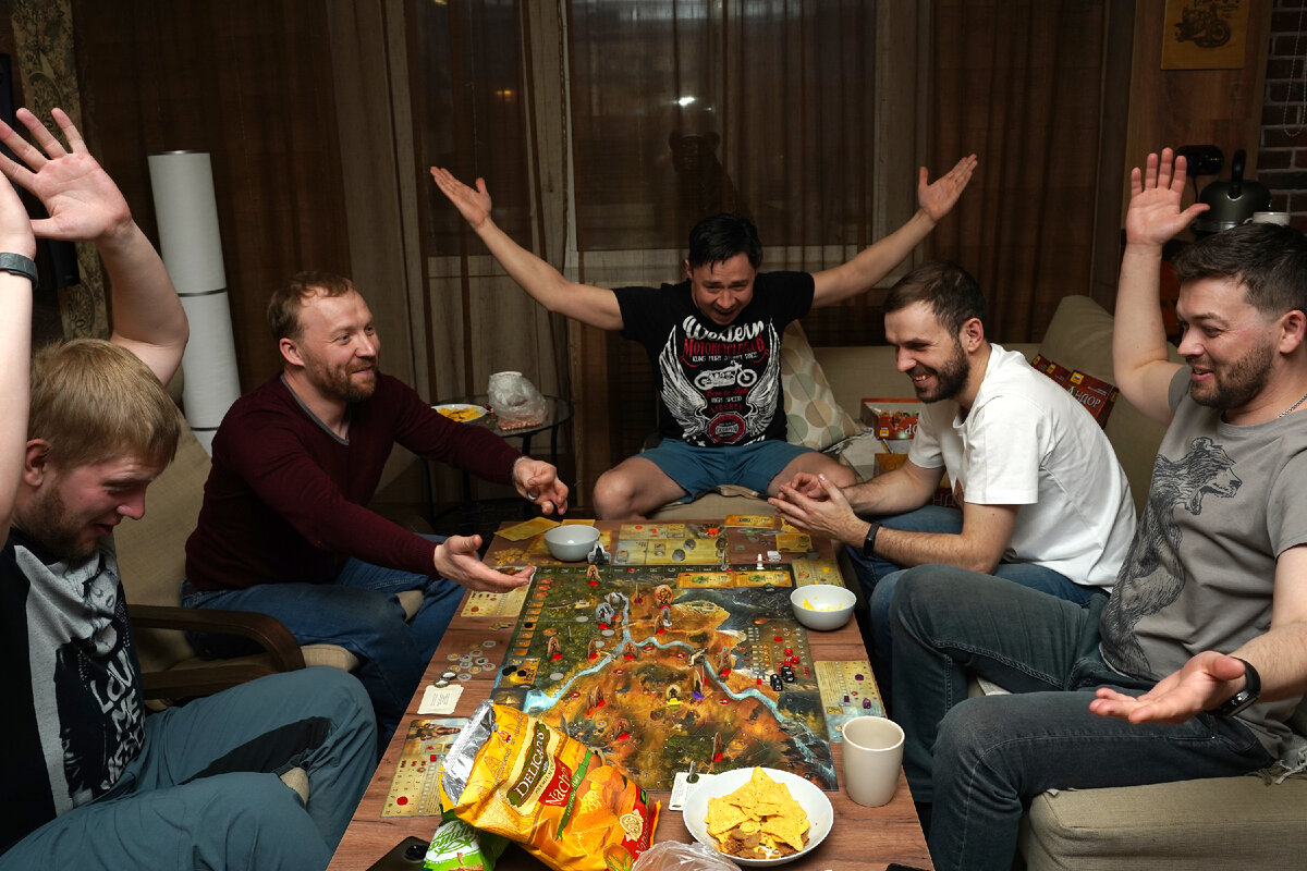 На столе разложена настольная игра "Андор"