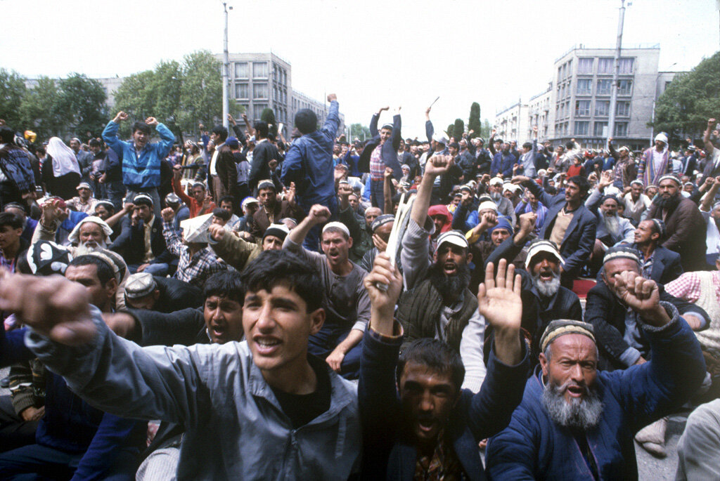 Митинг на площади Шахидон 3 мая 1992 года / Архив РИА Новости / Автор фото: Ратушенко
