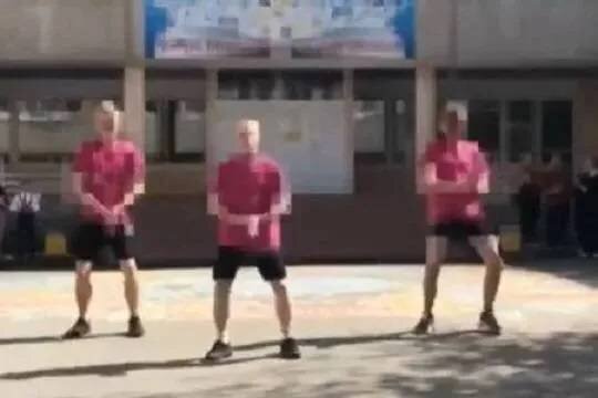    После «ЛГБТ-танца» в екатеринбургском лицее уволили завуча, директор сохранила должность