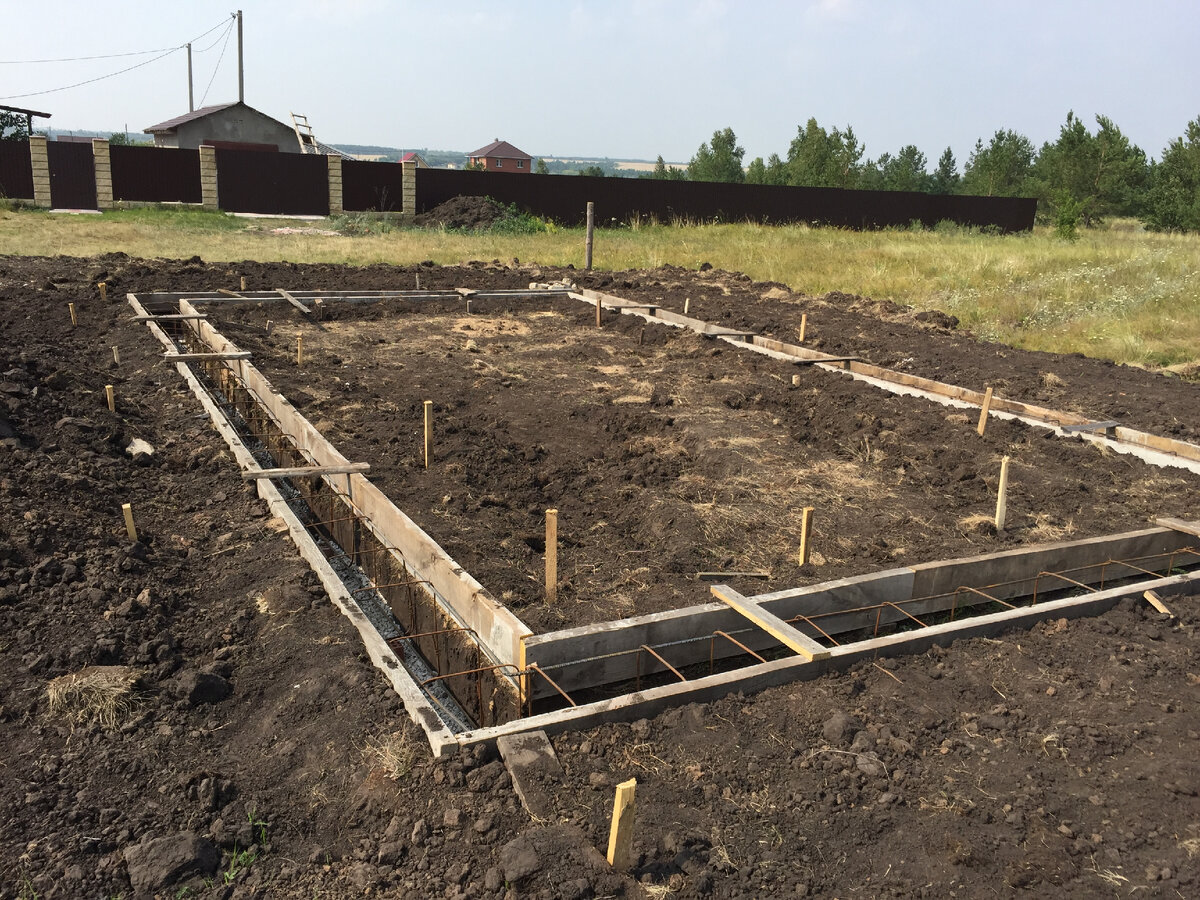 Опалубка усилена распорками и присыпана землёй, чтобы не было проблем при заливке. 