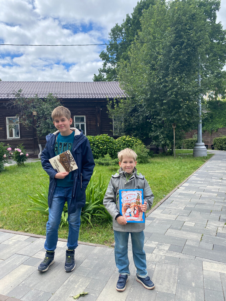 Фото автора. В магазинчике при музейной кассе много хороших книг 