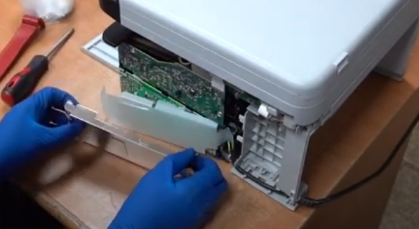 Стрелками указаны рычаг, поднимающий стол, и сам стол