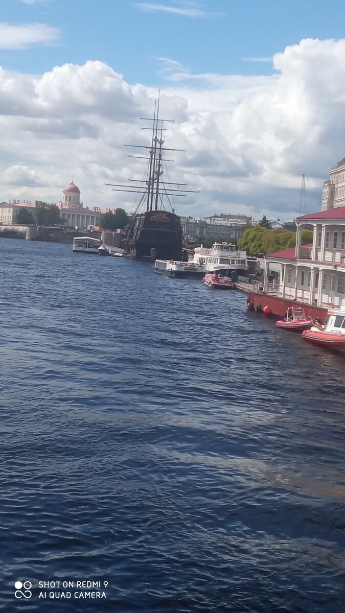 Срава маленький красненький кораблик. Там причал от Петропавловки