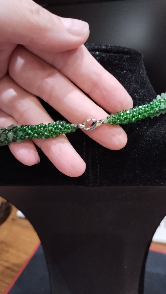 Часть украшения сделана из бисера, со стороны спины 