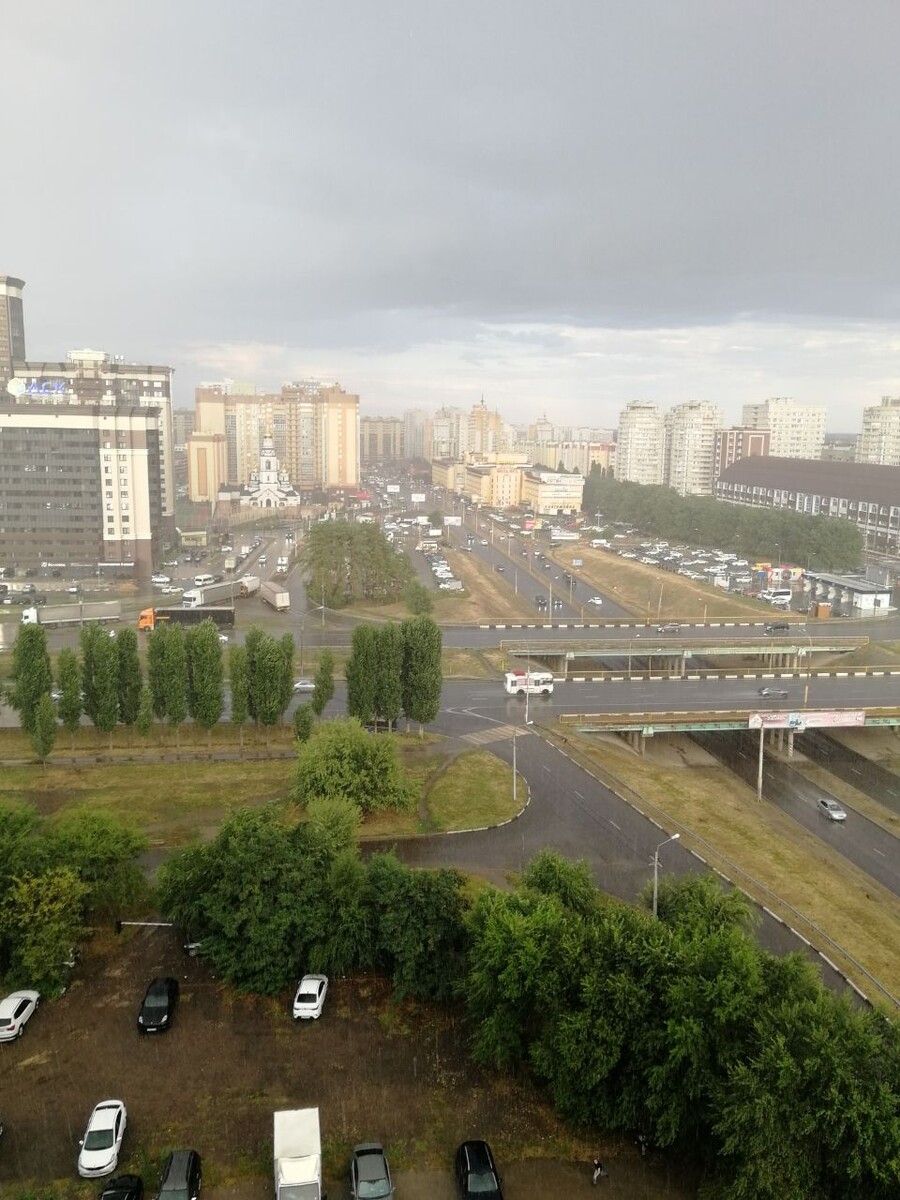 Вечер. Тихо.