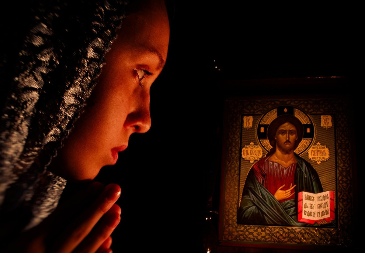 Молитва православной женщины. Молитвенник перед иконой Христа. Девушка в храме. Икона женщина. Женщина молится у иконы.