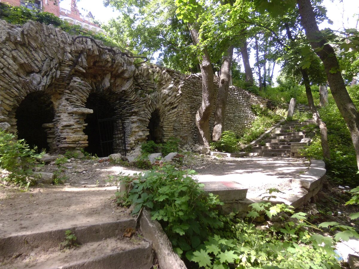 Фото из открытых источников. Грот до реставрации (галерея - стрелка вправо).