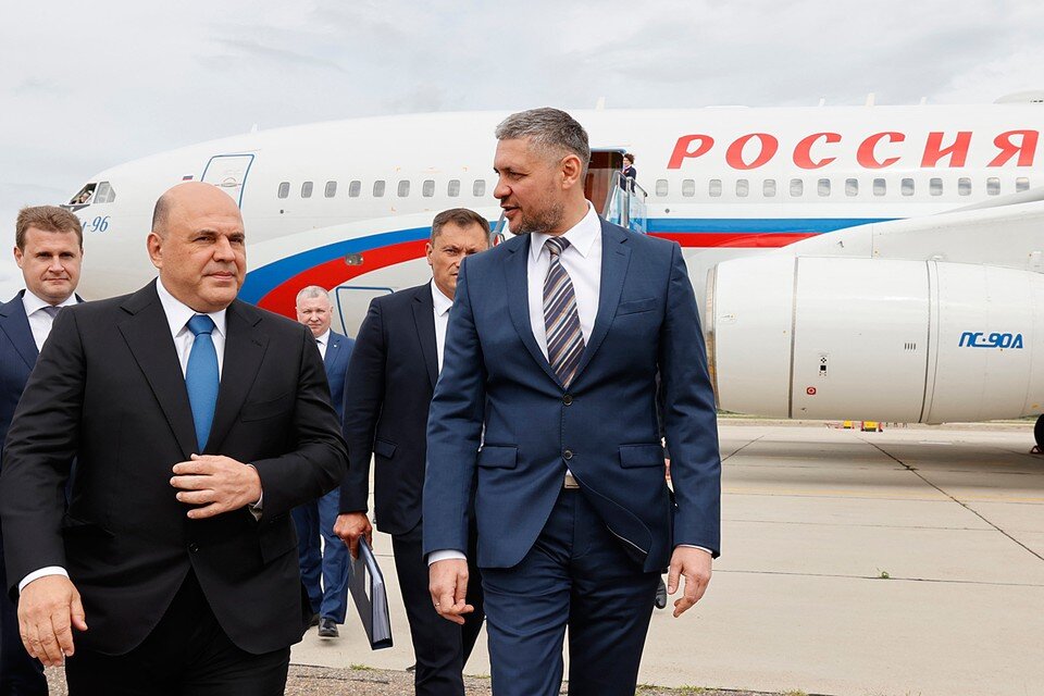     Михаил Мишустин и губернатор Забайкальского края Александр Осипов. Фото: Дмитрий Астахов/POOL/ТАСС