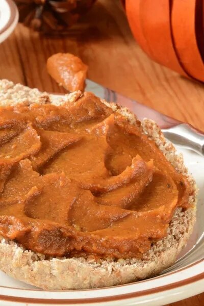 Тыквенное масло на тосте станет вкусным осенним завтраком.