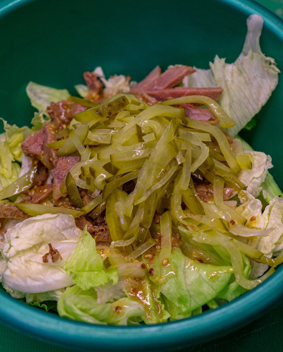 Обязательно приготовьте для гостей этот салат, они будут в восторге!