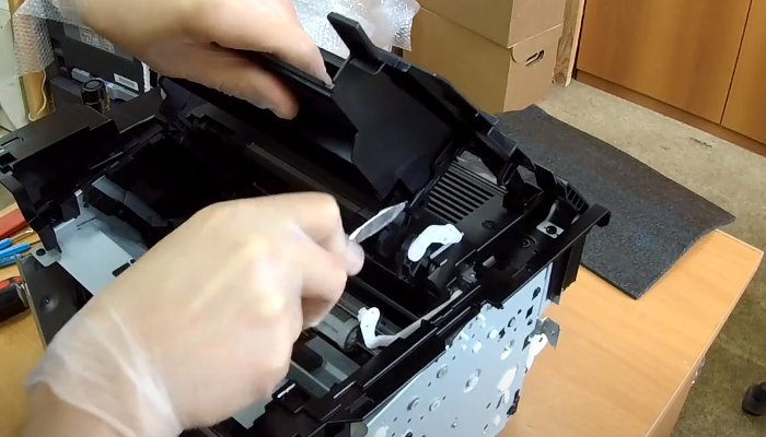 Фото 50. Выкручиваем винты с фото 49