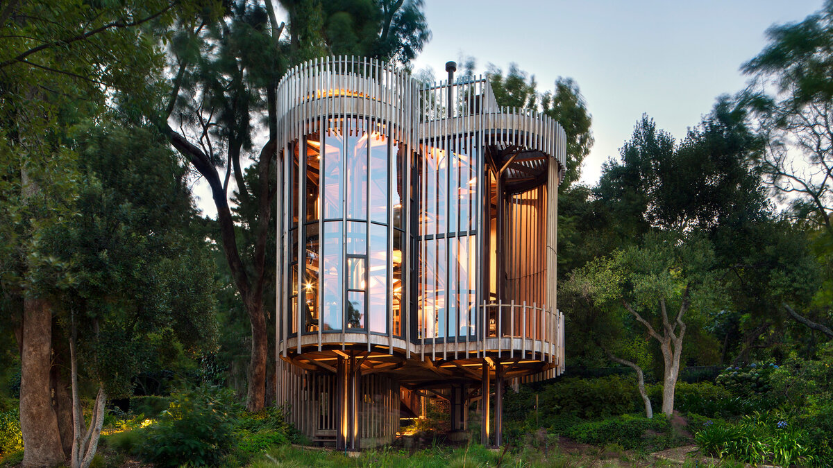 Источник изображения https://static.dezeen.com/uploads/2017/04/paarman-tree-house-by-mv-architecture-residential_dezeen_2364_col_10.jpg