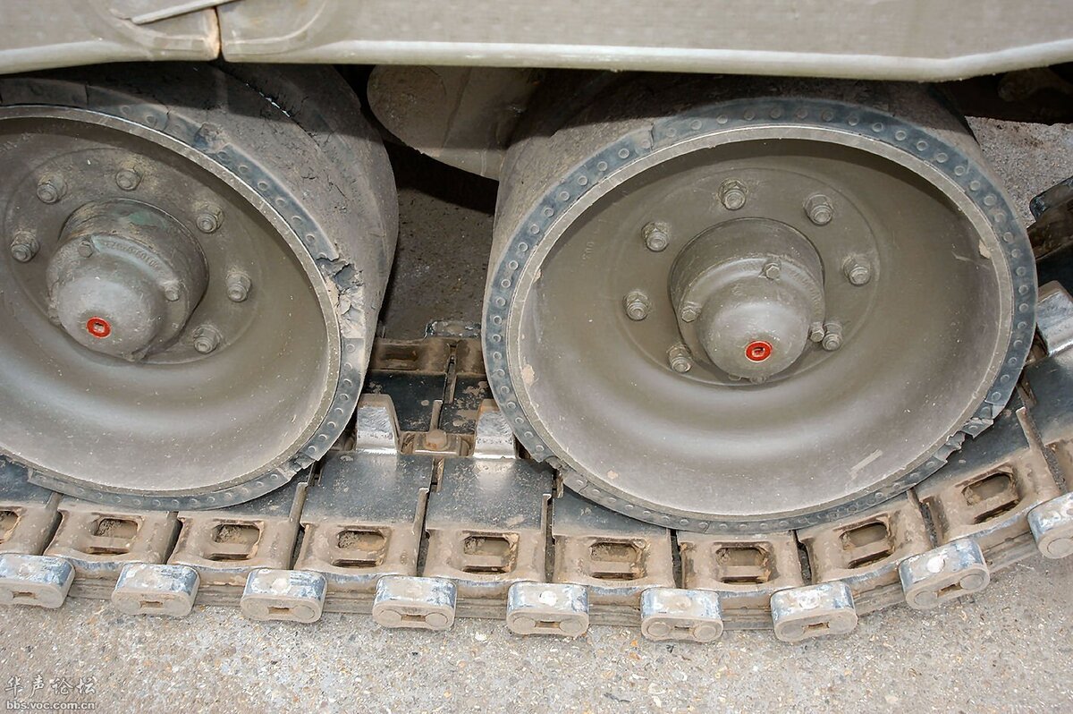 Вид на беговую дорожку и гребни траков