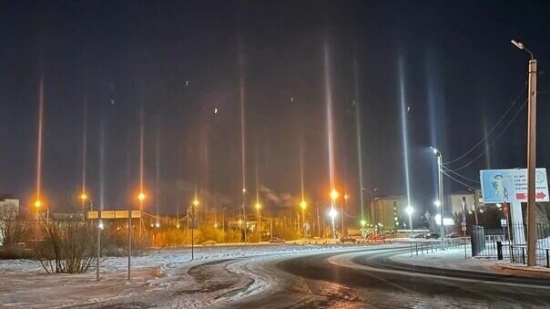     Свидетелями необычного атмосферного явления, световых столбов, стали сегодня жители тюменского поселка Боровский. Фотографии вертикальная светящихся полос тюменцы опубликовали в социальных сетях.